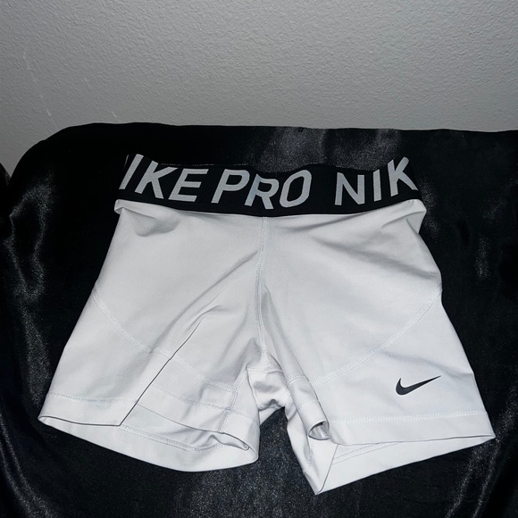 Nike shorts - Picture 1 of 3
